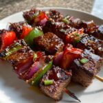 Grillade nötköttsspett med barbecue-sås