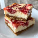 Jordgubbsswirlad cheesecakebarer