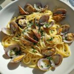 Pasta med musslor i vitvinssås